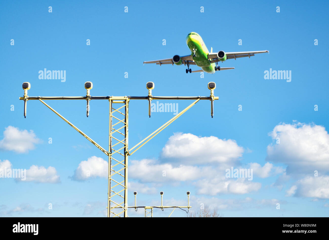 Barcelona, Spanien; 27. Dezember 2017: Ein Verkehrsflugzeug ist bereit zum Landeanflug auf den Flughafen Barcelona-El Pra (International Code: BCN) Stockfoto