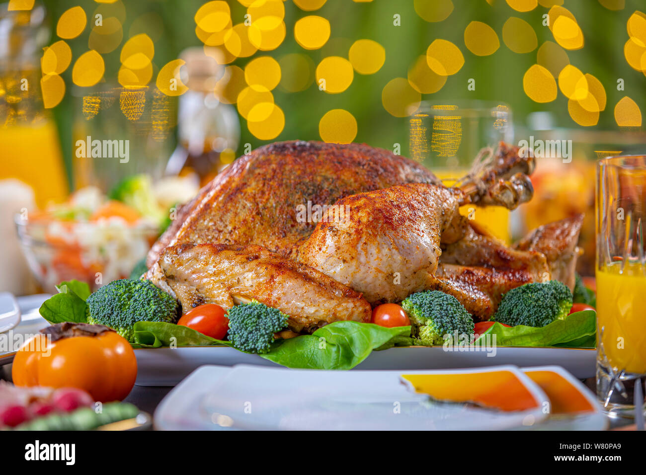 Feiert Thanksgiving mit gebratener Truthahn auf festlichen Tisch. Gebratener Truthahn am festlich gedeckten Tisch für Thanksgiving Feier Stockfoto