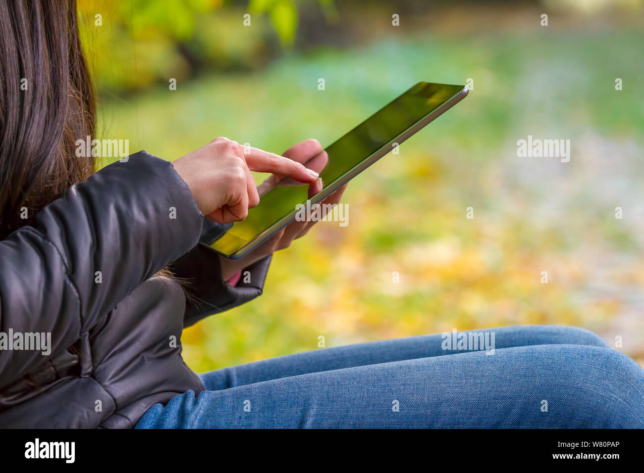 Junges Mädchen mit digitalen Tablet-PC im Herbst Park closeup Stockfoto