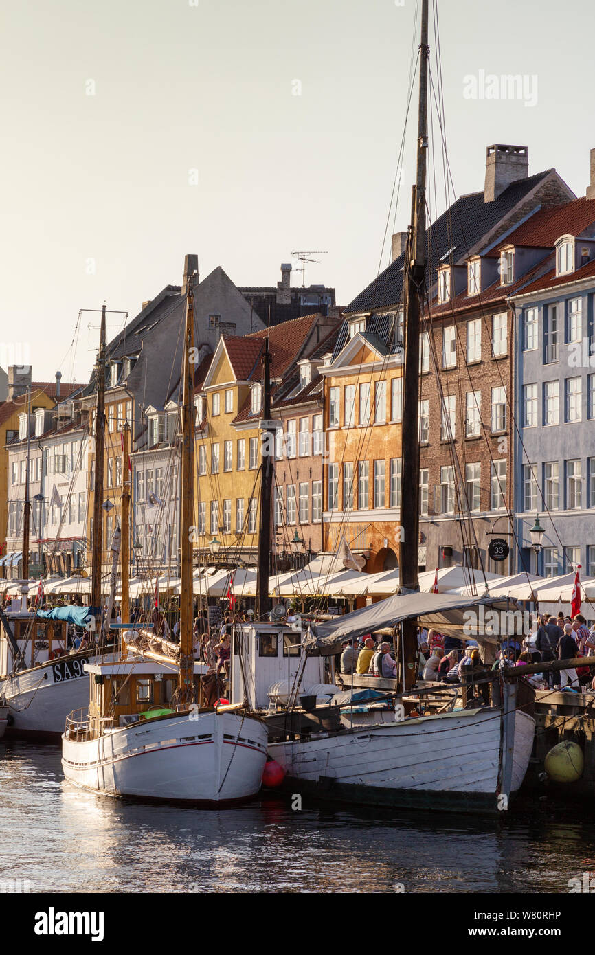 Nyhavn Kopenhagen - Boote im Abendlicht festgemacht, Kopenhagen Dänemark Skandinavien Europa Stockfoto