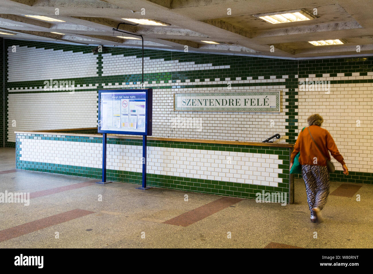 Der renovierte Bahnhof Margit versteckte sich in der Budapester Eisenbahn von Lokalem Interesse HEV mit der Beschriftung "Richtung Szentendre", die auf Kacheln an der Wand, Ungarn, gedruckt wurde Stockfoto