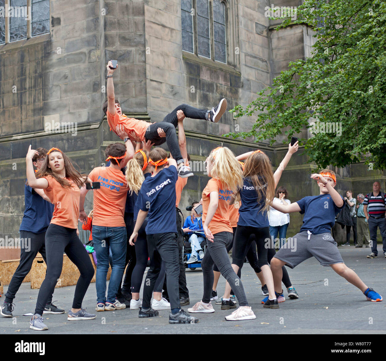 Royal Mile, Edinburgh Fringe, Schottland, Großbritannien. 6. August 2019. Bezirk 64 eine innovative junge Arts Company von Dame Emma Thompson, eine neue und lebendige Youth Theatre Company gesichert ist Edinburgh Fringe Debüt im Jahr 2019, wie es seine neueste Produktion "Vorhanden/Nicht vorhanden" Premiere. Das Unternehmen mit Sitz in Marlow und 70563 basiert, arbeitet mit 9 bis 20-Jährigen, und entwickelt neuartige und zum Nachdenken anregende Leistung Stücke auf die Themen, die die Jugend von heute, mit allen Mitteln der kreativen Künste, ihre Botschaft zu kommunizieren. Credit: Bogen Weiß/Alamy leben Nachrichten Stockfoto