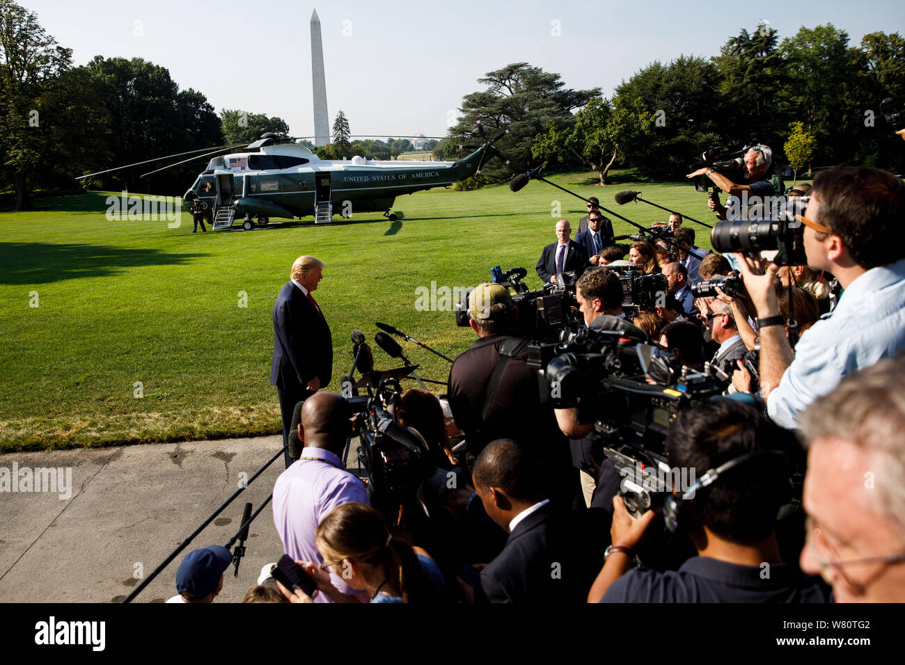 Washington DC, USA. 07 Aug, 2019. Us-Präsident Donald Trump spricht mit Reportern vor dem Verlassen des Weißen Hauses in Washington, DC, USA, am Aug 7, 2019. Donald Trump am Mittwoch forderte die Federal Reserve den Leitzinssatz mit einem schnelleren Tempo zu schneiden und auf einer größeren Skala und sagte, das die US-Zentralbank "anziehen" ist ein Problem für die Wirtschaft des Landes. (Foto von Ting Shen/Xinhua) Quelle: Xinhua/Alamy leben Nachrichten Stockfoto