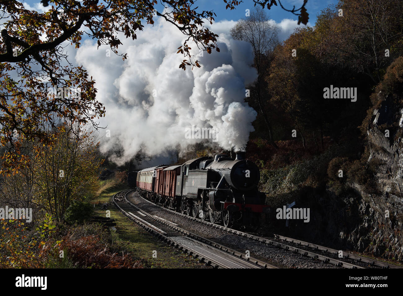 Fairburn Tank 42073 arbeitet ein Zug am See und Haverwaite Eisenbahn. Stockfoto