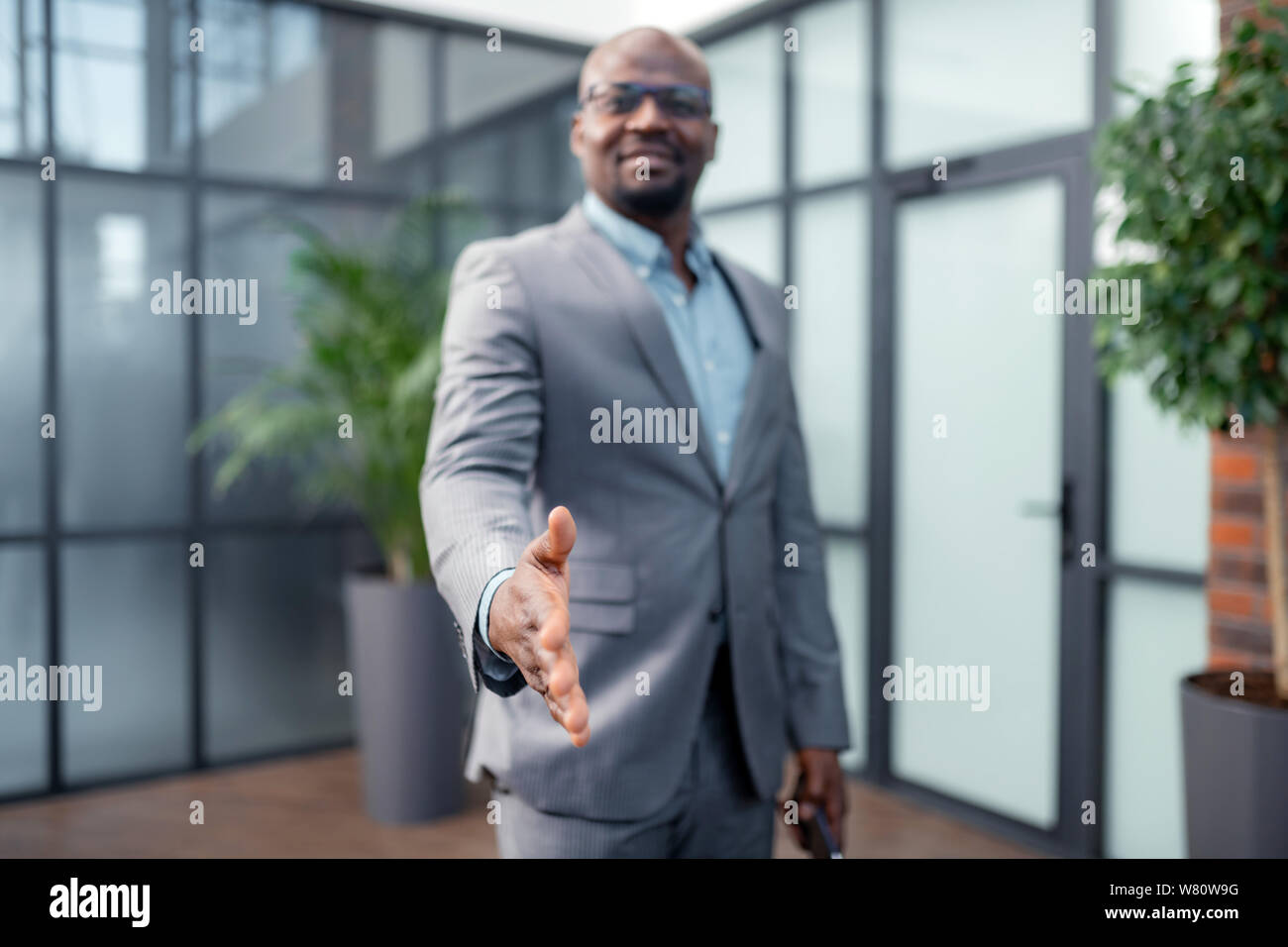 Nahaufnahme der Geschäftsmann seine Hand zu Business Partner Stockfoto