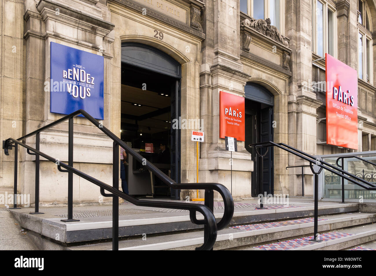 Äußere des Paris Tourist Office im Hotel de Ville Gebäude, 4. Arrondissement. Frankreich, Europa. Stockfoto