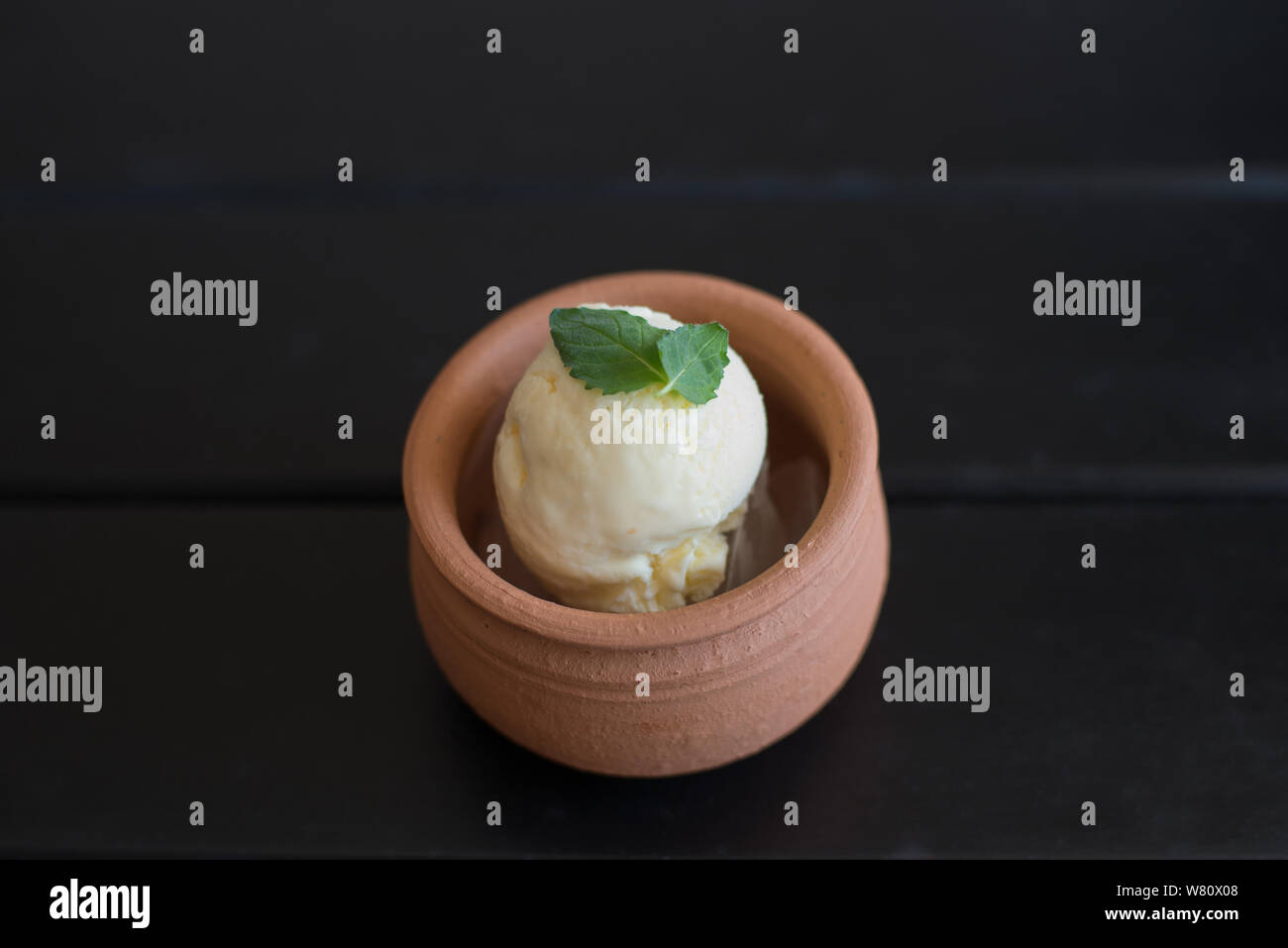 Lemon Ice Cream Dessert mit basilikumblätter auf Keramik Teller serviert. Foto in der Stadt Rio de Janeiro, Brasilien. Im Laufe des Jahres 2019. Stockfoto