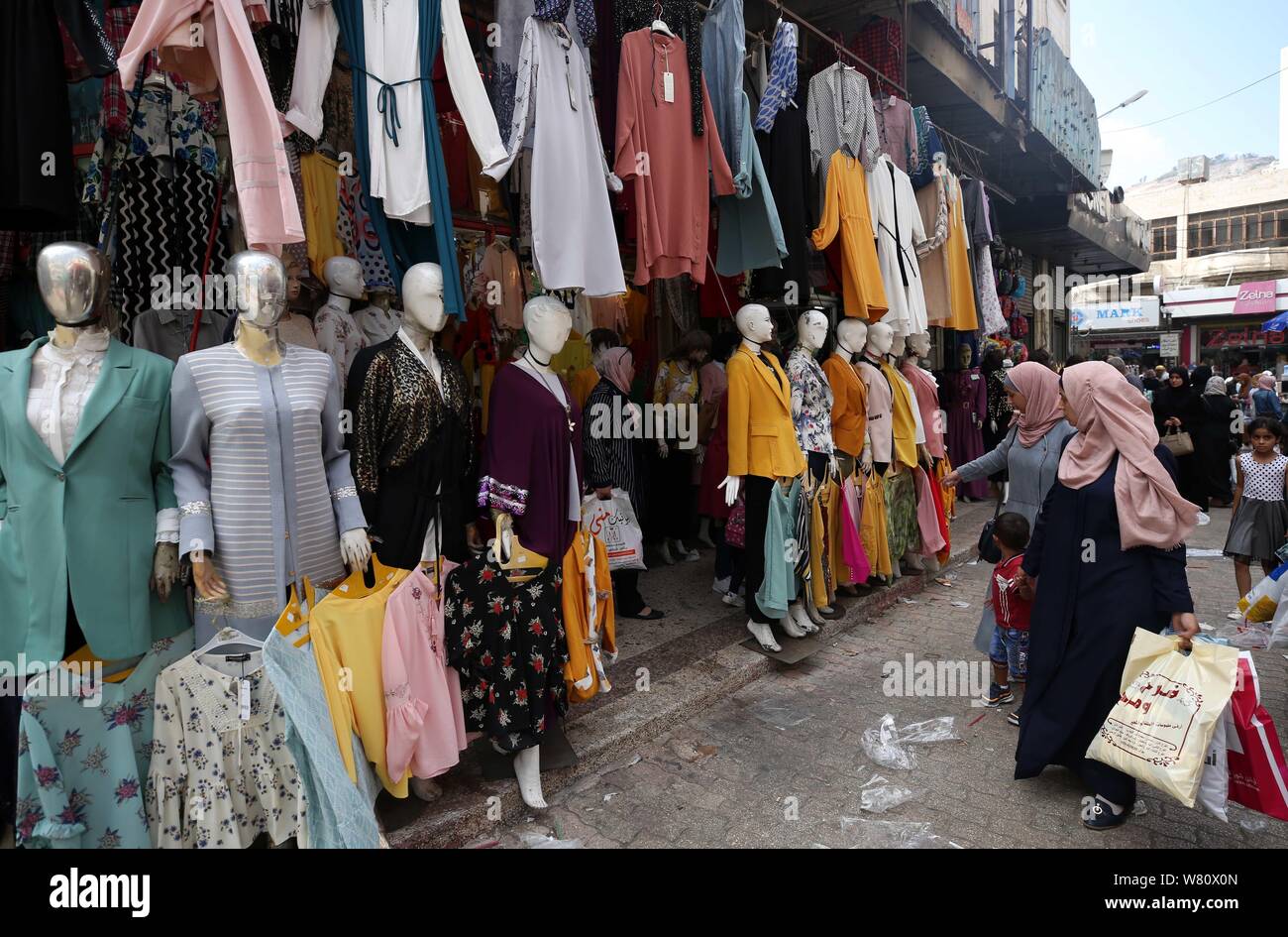 (190807) - NABLUS, August 7, 2019 (Xinhua) - die Palästinenser shop auf einem Markt vor dem Eid al-Adha, in der West Bank Stadt Nablus, am Aug 7, 2019. Eid al-Adha, oder das Festival des Opfers, wird von Muslimen auf der ganzen Welt feierte die Bereitschaft der Prophet Ibrahim seinen Sohn als ein Akt des Gehorsams gegenüber Allah zu Opfern zu gedenken. (Foto von Ayman Nobani/Xinhua) Stockfoto