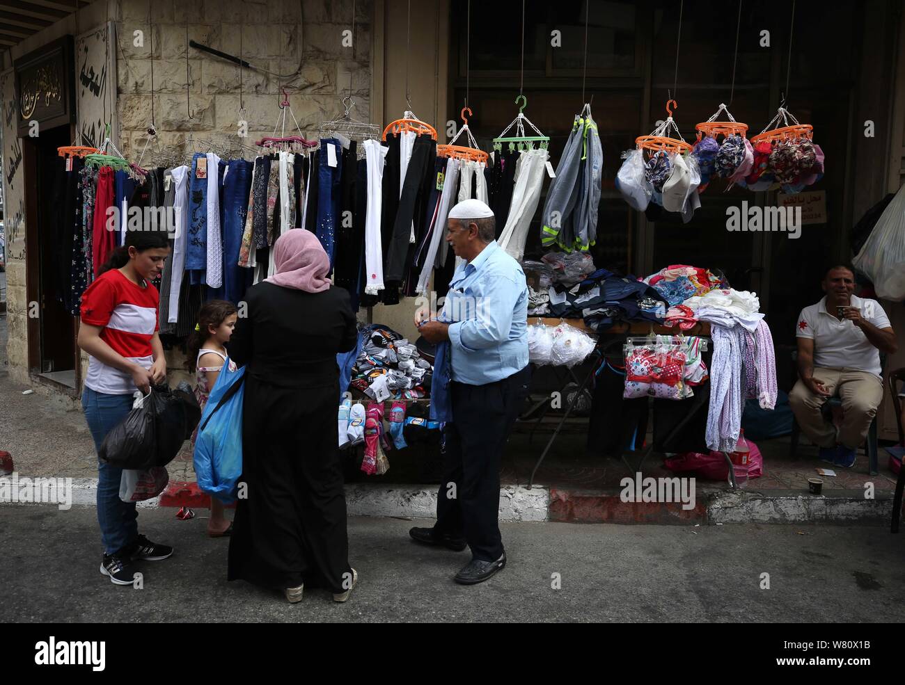 (190807) - NABLUS, August 7, 2019 (Xinhua) - die Palästinenser shop auf einem Markt vor dem Eid al-Adha, in der West Bank Stadt Nablus, am Aug 7, 2019. Eid al-Adha, oder das Festival des Opfers, wird von Muslimen auf der ganzen Welt feierte die Bereitschaft der Prophet Ibrahim seinen Sohn als ein Akt des Gehorsams gegenüber Allah zu Opfern zu gedenken. (Foto von Ayman Nobani/Xinhua) Stockfoto