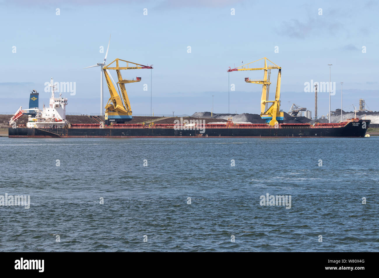 Bulk Carrier GOLDEN PEARL in IJmuiden, Niederlande. Golden Ocean Group ist ein Bermuda registriert, Norwegen Dry Bulk Shipping Company. Stockfoto