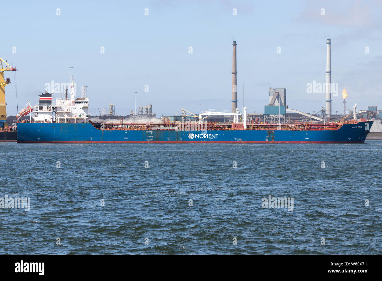 Öltanker NORD BELL inbound Amsterdam. D/S Norden ist eine dänische Reederei, die in der trockenen Fracht- und Tankschiffen Segment weltweit. Stockfoto