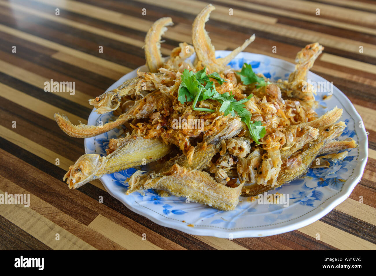 Knusprig gebratenen Knoblauch weich Fisch oder Wels Fisch, berühmte thailändische Mahlzeit zum Mittag- oder Abendessen. Stockfoto