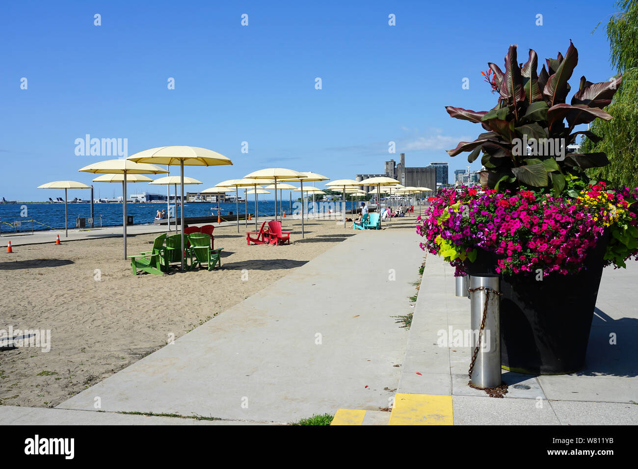 Stadt und Öffentlicher Strand an der Toronto Harbour Front- oder Harbourfront in Ontario, Kanada, im Sommer ein tolles Reiseziel. Stockfoto