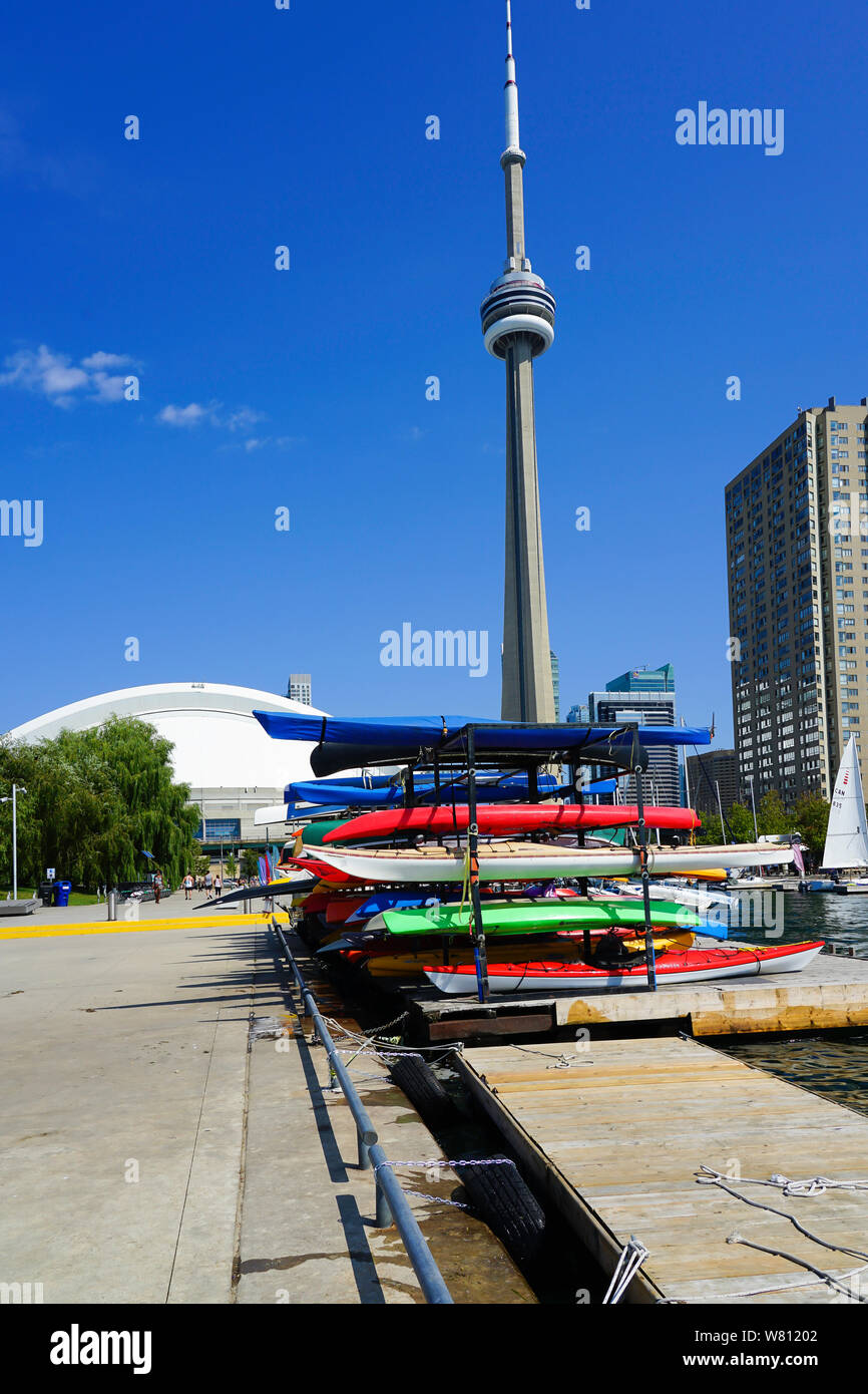 Kajaks für Toronto Hafen - vorne oder Harbourfront in Ontario, Kanada, im Sommer ein tolles Reiseziel. Stockfoto