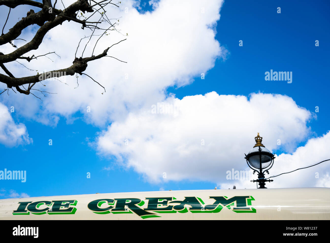 Den Rand des Daches eines ice cream Van mit Eis geschrieben auf der Seite (nicht ein Logo oder Branding) Stockfoto