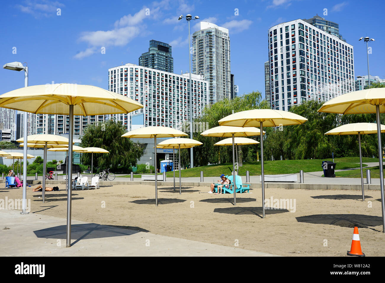 Stadt und Öffentlicher Strand an der Toronto Harbour Front- oder Harbourfront in Ontario, Kanada, im Sommer ein tolles Reiseziel. Stockfoto
