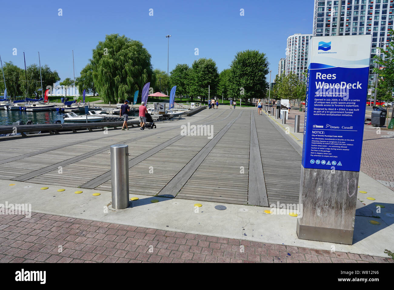 Rees Wave Deck atToronto Hafen - vorne oder Harbourfront in Ontario, Kanada, im Sommer ein tolles Reiseziel. Stockfoto