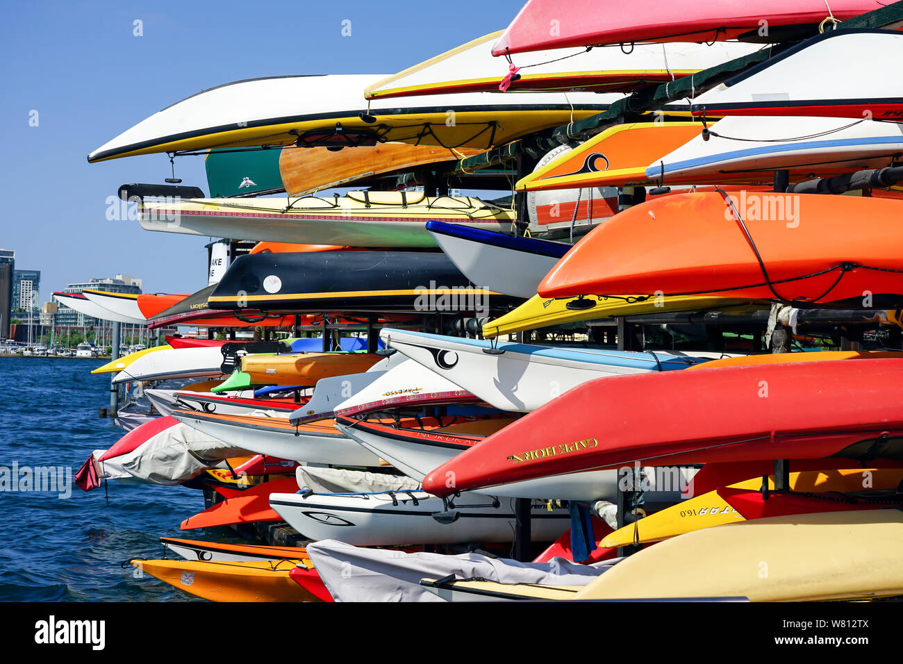 Kajak an der Toronto Harbour Front- oder Harbourfront in Ontario, Kanada, im Sommer ein tolles Reiseziel. Stockfoto
