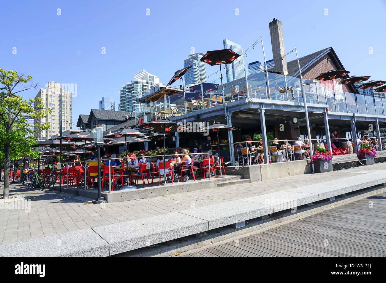 Restaurant im Freien an der Toronto Harbour Front- oder Harbourfront in Ontario, Kanada, im Sommer ein tolles Reiseziel. Stockfoto