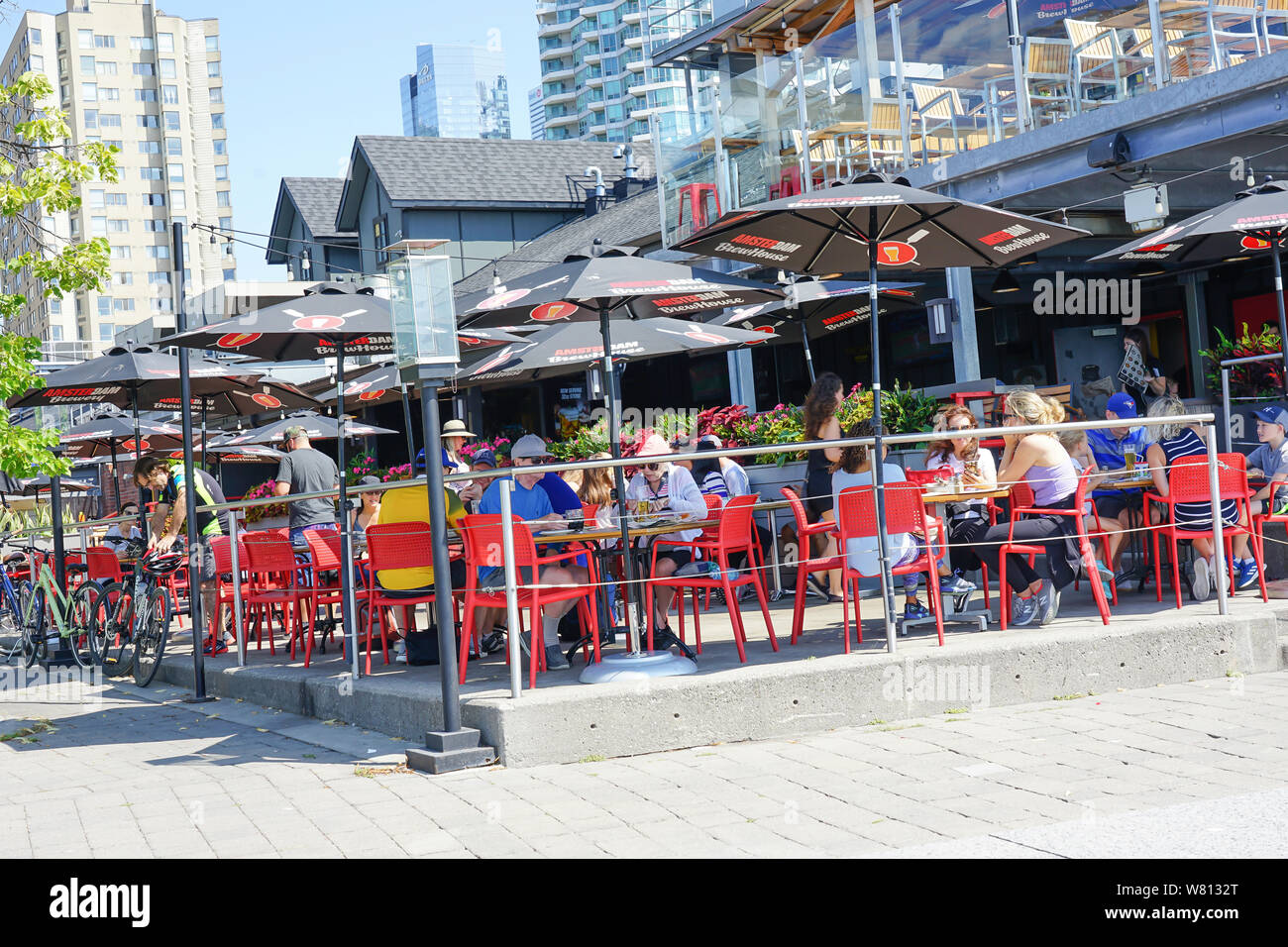 Restaurant im Freien an der Toronto Harbour Front- oder Harbourfront in Ontario, Kanada, im Sommer ein tolles Reiseziel. Stockfoto