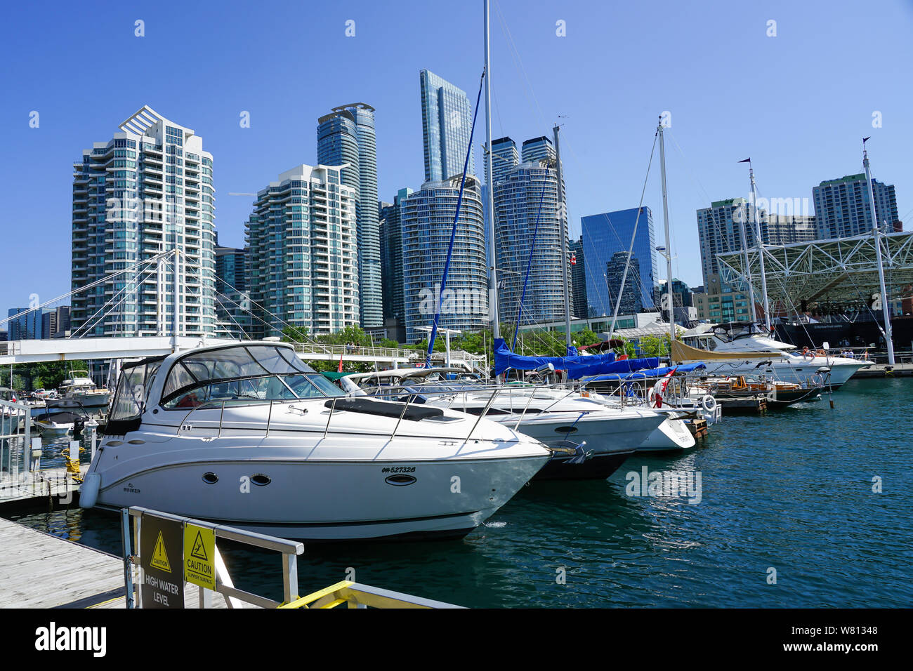 Boote an der Toronto Harbour Front- oder Harbourfront in Ontario, Kanada, im Sommer ein tolles Reiseziel. Stockfoto