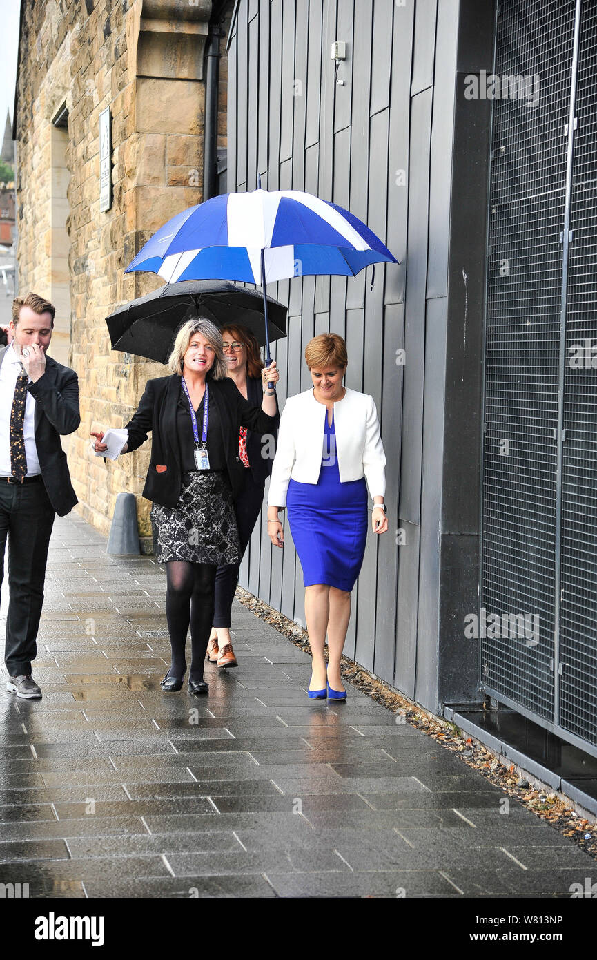 Erster Minister von Schottland Nicola Sturgeon der SNP geht mit Adjutanten zu der Konferenz. Der Lokschuppen in Stirling für den YSI Mitte Schottland und Fife bewirtete das Kabinett Fragen und Antworten. Stockfoto