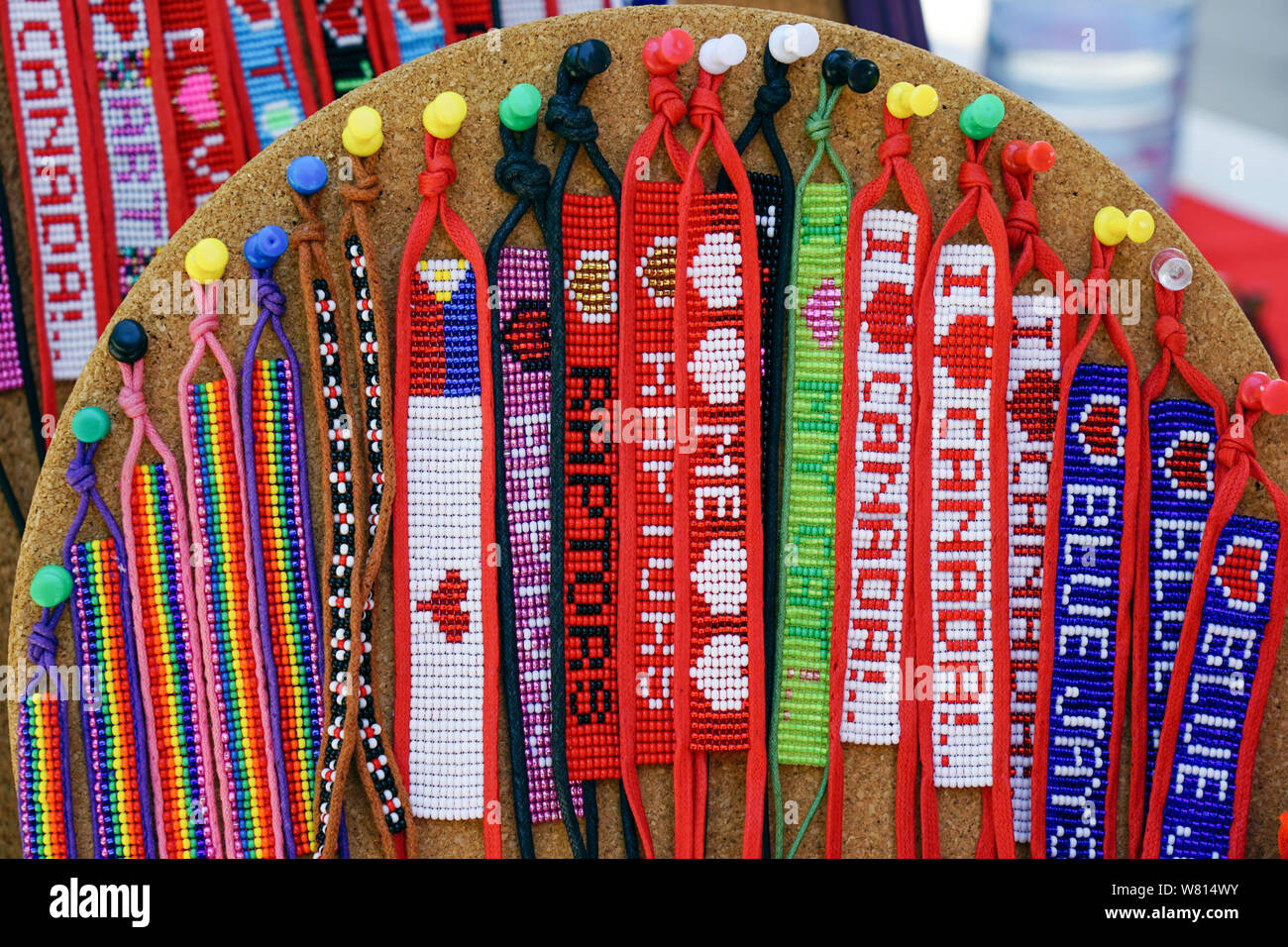 Kanadische Armbänder an der Toronto Harbour Front- oder Harbourfront in Ontario, Kanada, im Sommer ein tolles Reiseziel. Stockfoto