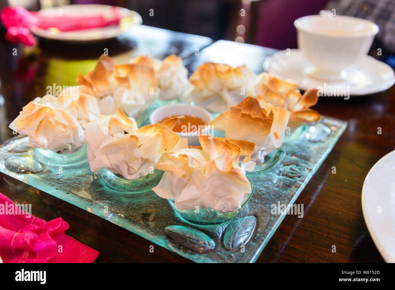 Petites Pommes Form, Filo Gebäck mit Apfel und Pflaume füllen, serviert mit Honig. Stockfoto