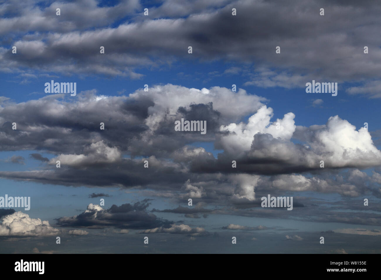 Cumulus Cloud, graue Wolken, blauer Himmel Stockfoto