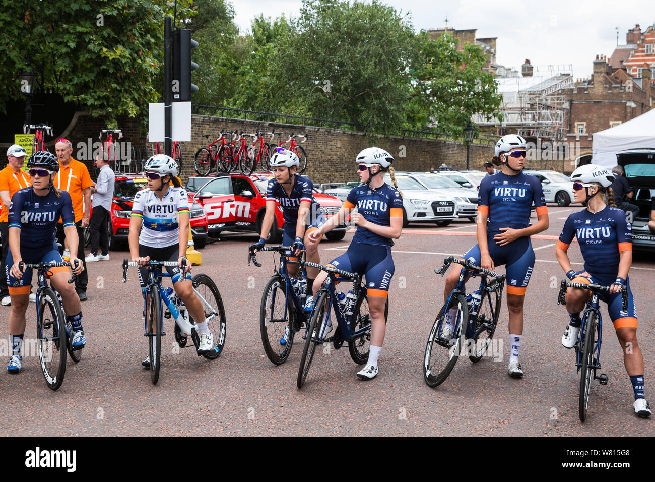 London, Großbritannien. 3. August 2019. Team Virtu Radfahren (Dänemark) Vorbereitung für die aufsichtsrechtliche RideLondon Classique. Die Classique, die die reichsten Eintägige Stockfoto
