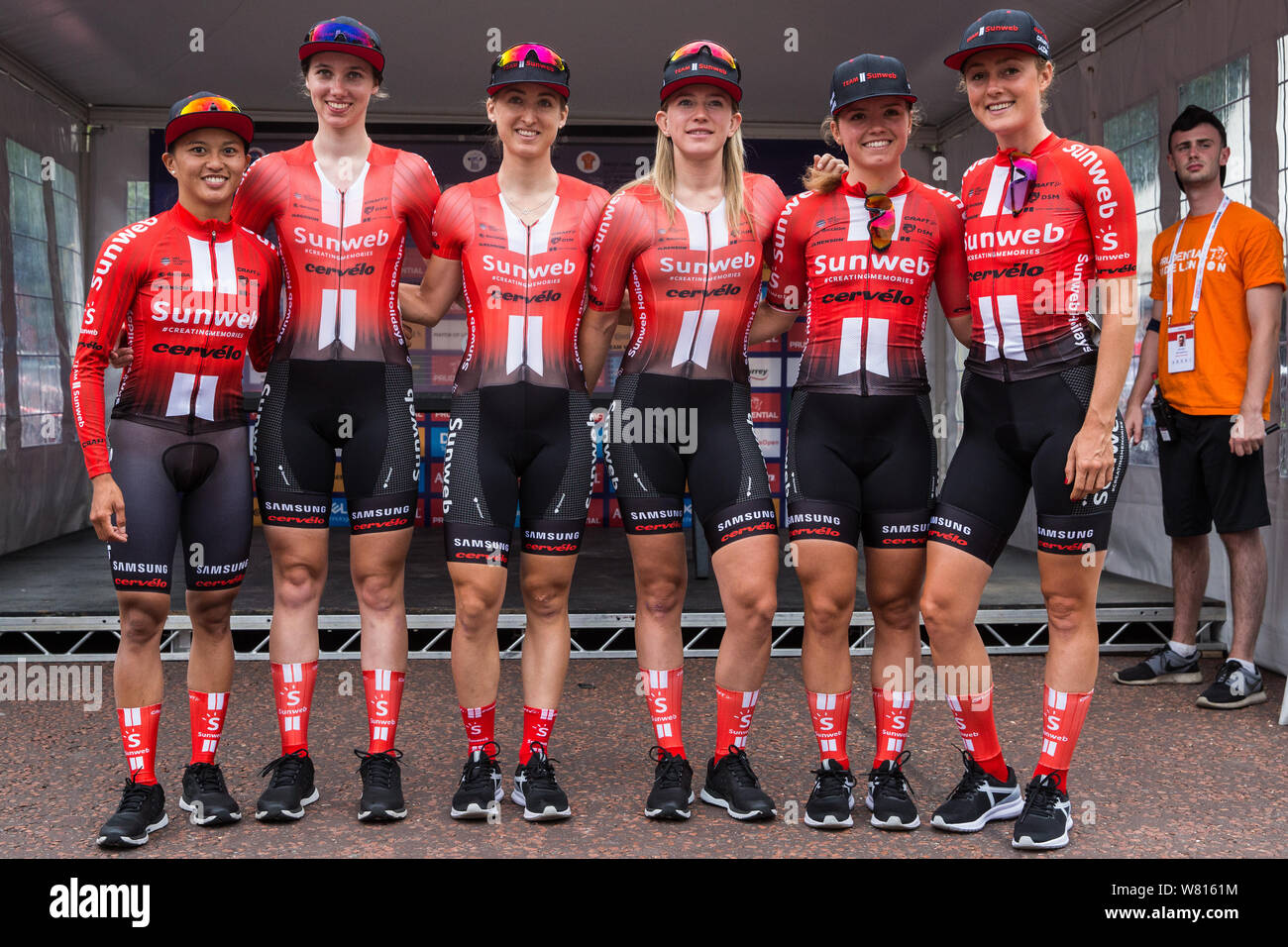 London, Großbritannien. 3. August 2019. Team Sunweb (Deutschland) posieren für ein Foto vor der aufsichtsrechtlichen RideLondon Classique. Die Classique, das ist der r Stockfoto