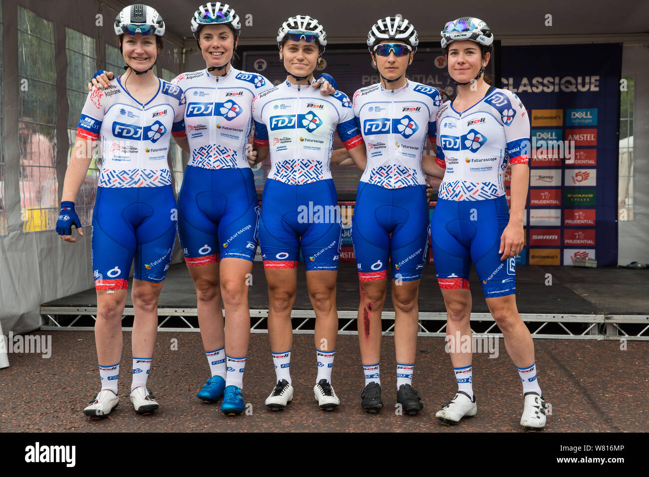 London, Großbritannien. 3. August 2019. FDJ Nouvelle-Aquitaine Futuroscope (Frankreich) posieren für ein Foto vor der aufsichtsrechtlichen RideLondon Classique. Die Cla Stockfoto