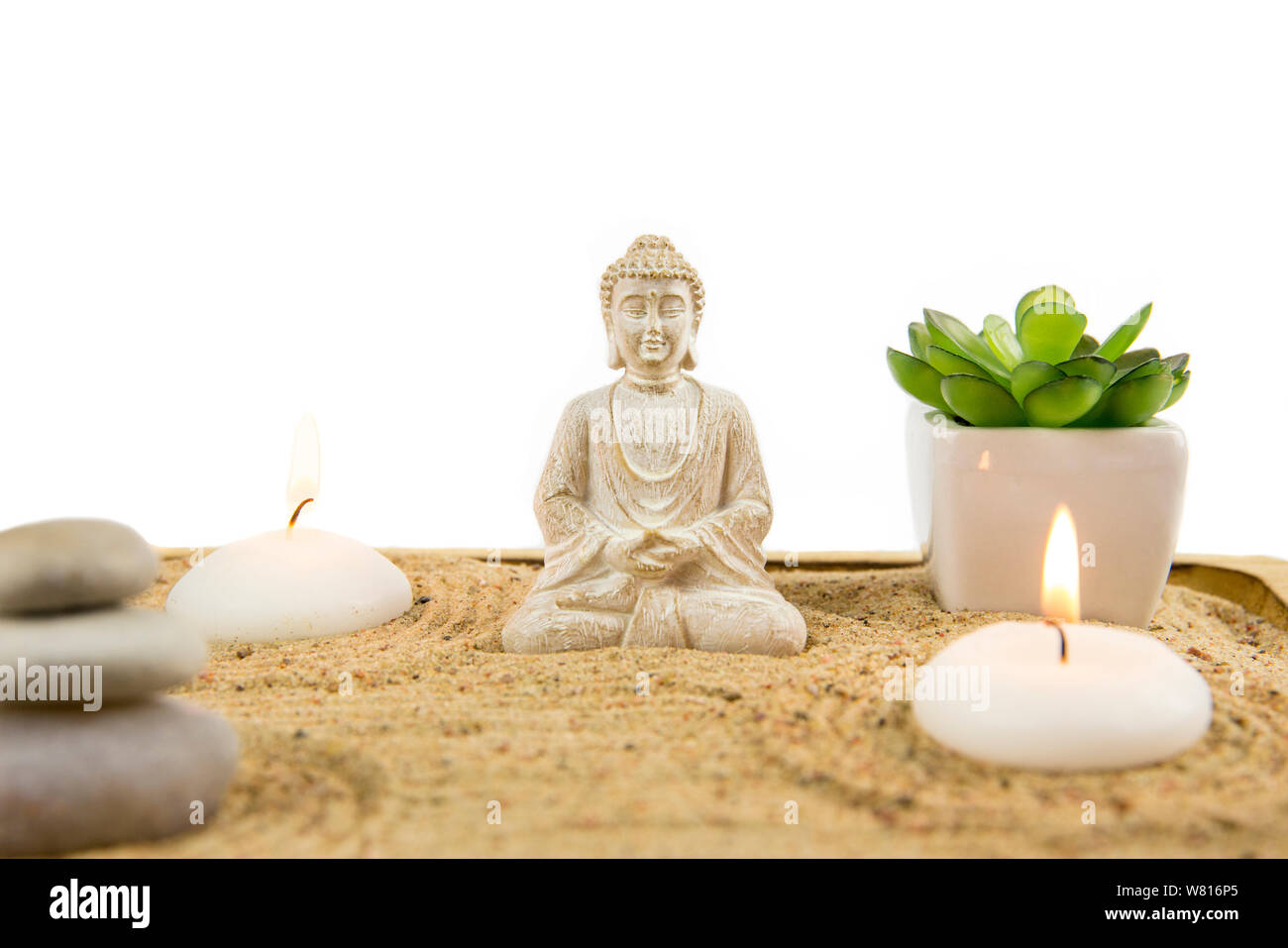 Miniatur Schreibtisch zen Sandbox mit Buddha im Lotussitz sitzen Platz für Text. Sand ist die Essenz der Natur neu zu erstellen. Wirbelnden Muster in den Sand r Stockfoto