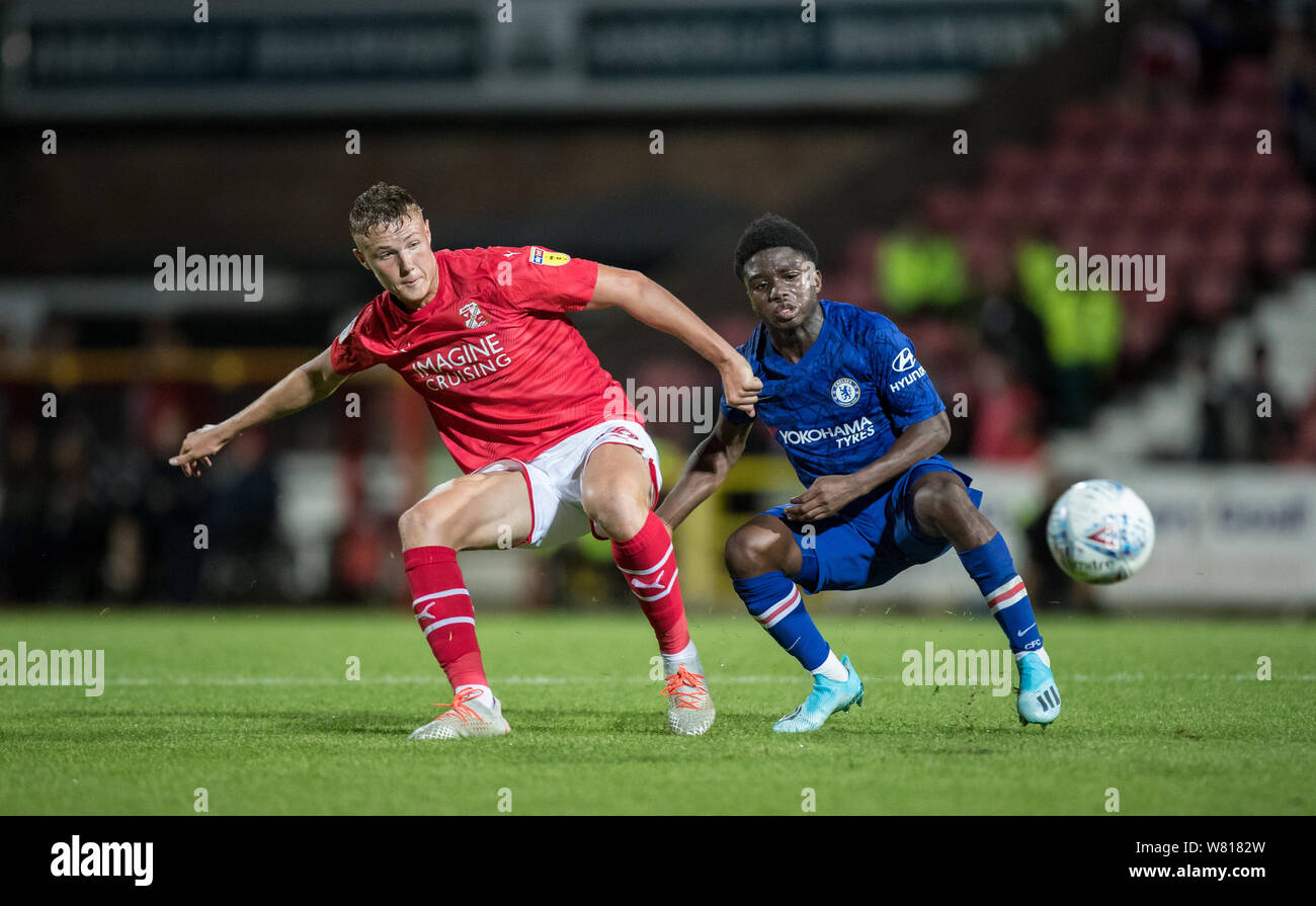 Danny Ballard (auf Lan von Arsenal) von Swindon Town & Tariq Lamptey von Chelsea U21 während der Leasing.com Trophäe group Phase Match zwischen Swindon Stockfoto