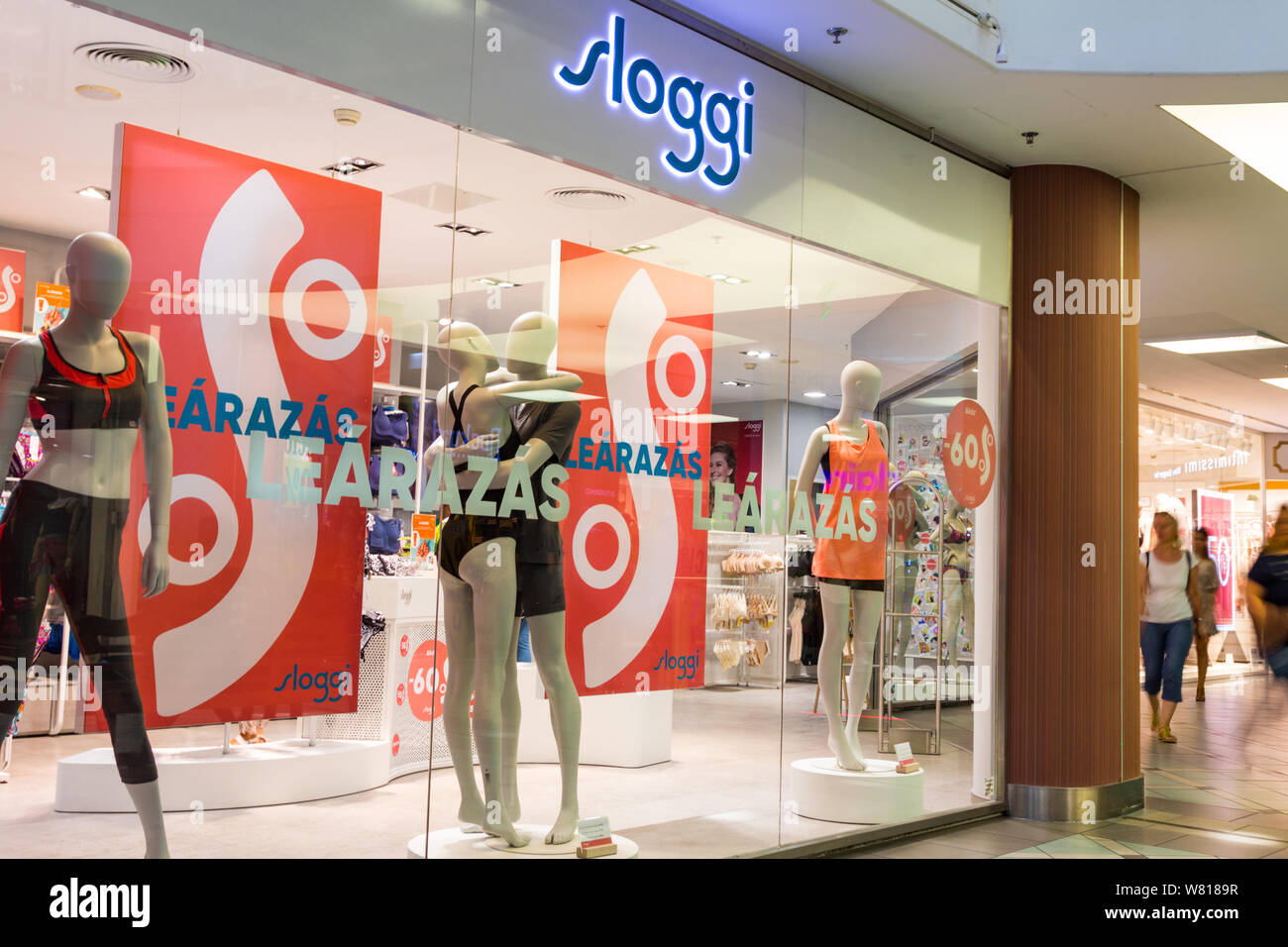 Sloggi Shop Front mit Dummies und großen Preissenkung Prozent Schilder im Mammut Einkaufszentrum, Budapest, Ungarn Stockfoto