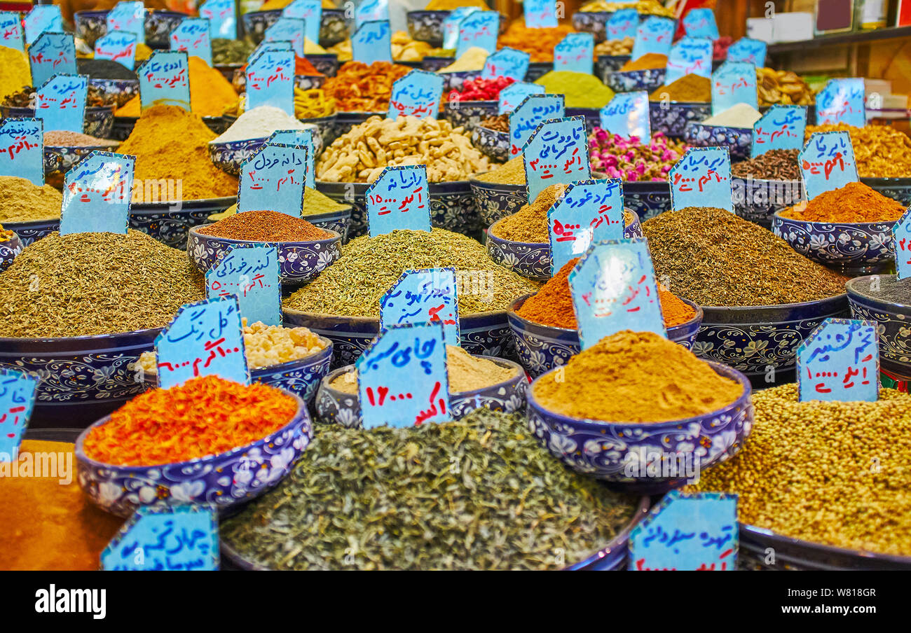 Vakil Basar ist beste Ort einige lokale Gewürze oder Kräuter in einem der mehreren Ständen mit großen Showcase und Vielzahl, Shiraz, Iran Stockfoto