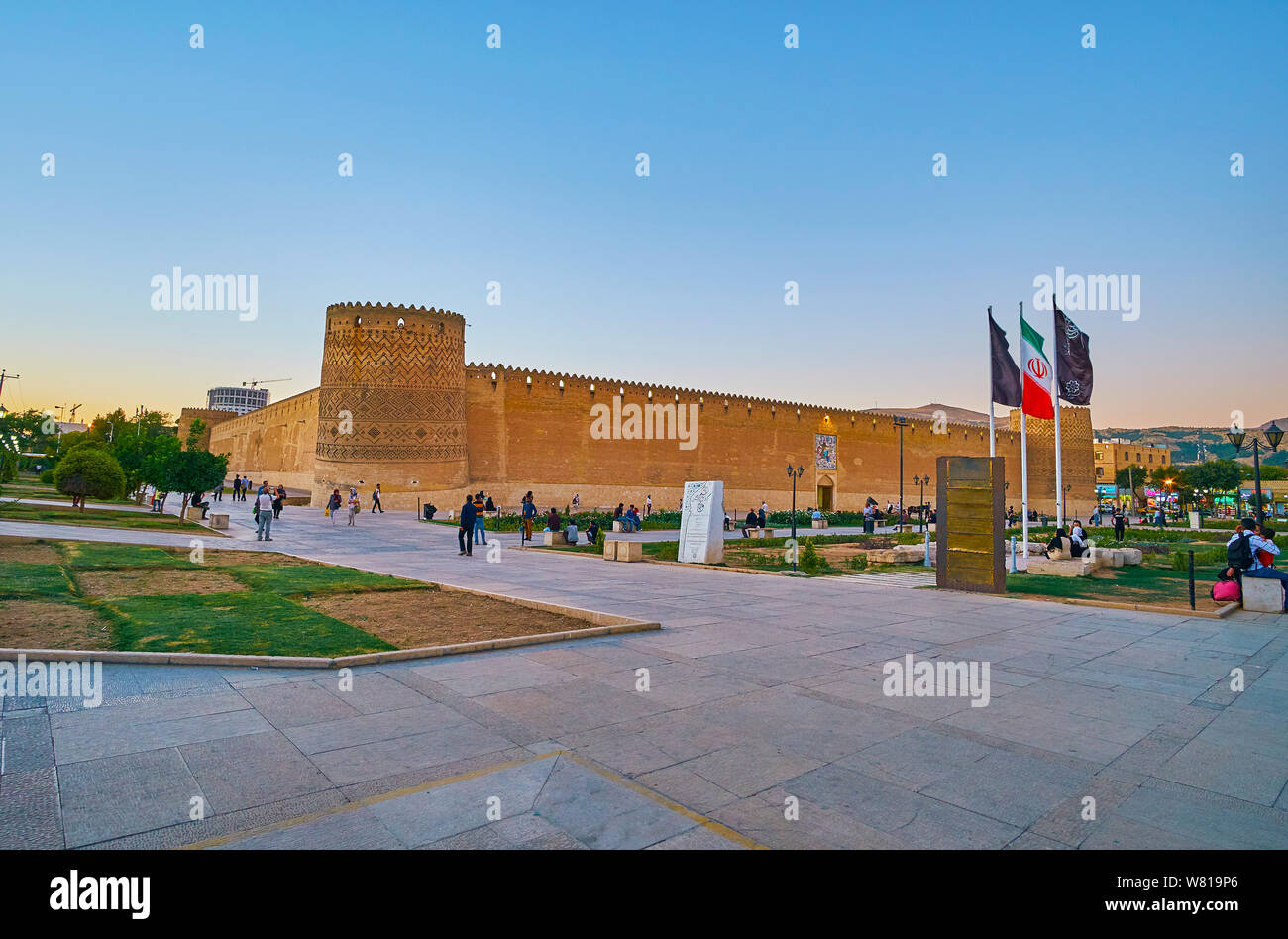 SHIRAZ, IRAN - Oktober 14, 2017: Der Sonnenuntergang Himmel über dem historischen Karim Khan Zitadelle, in Shohada Square in der Innenstadt, am 14. Oktober in Shira Stockfoto