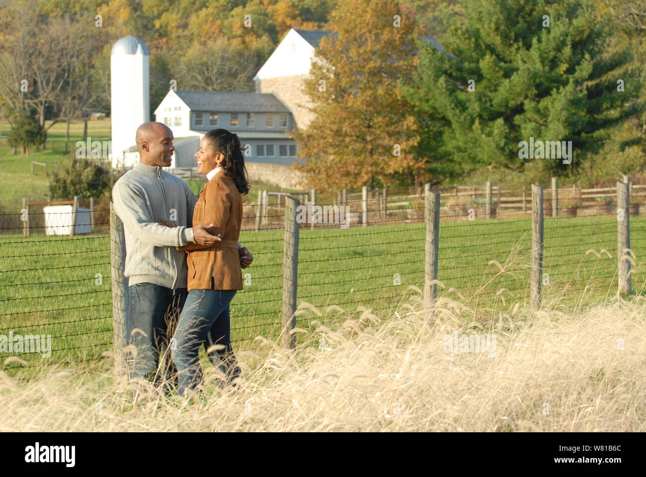 Paar in Pullover im Herbst Stockfoto