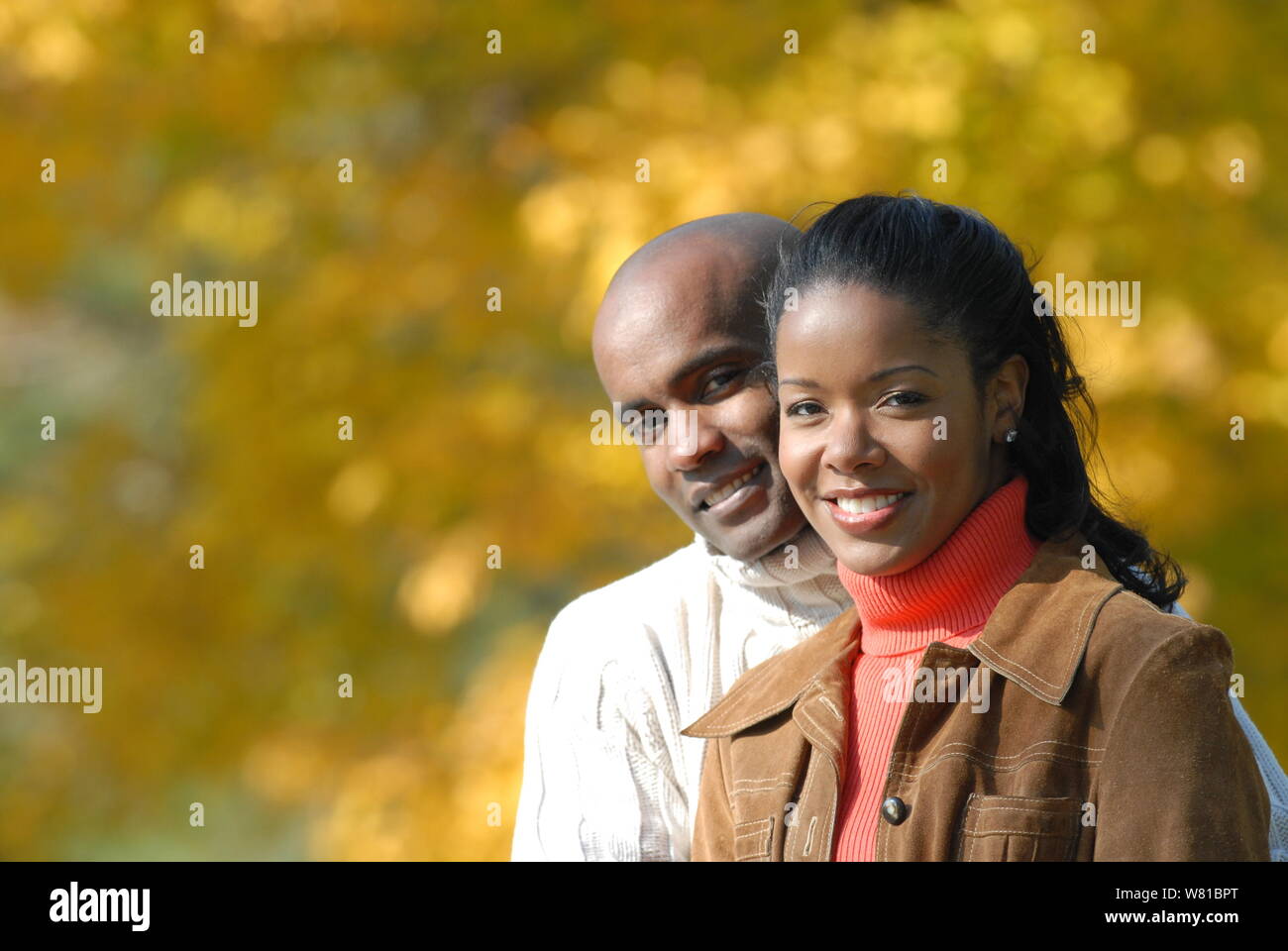 Paar in Pullover im Herbst Stockfoto