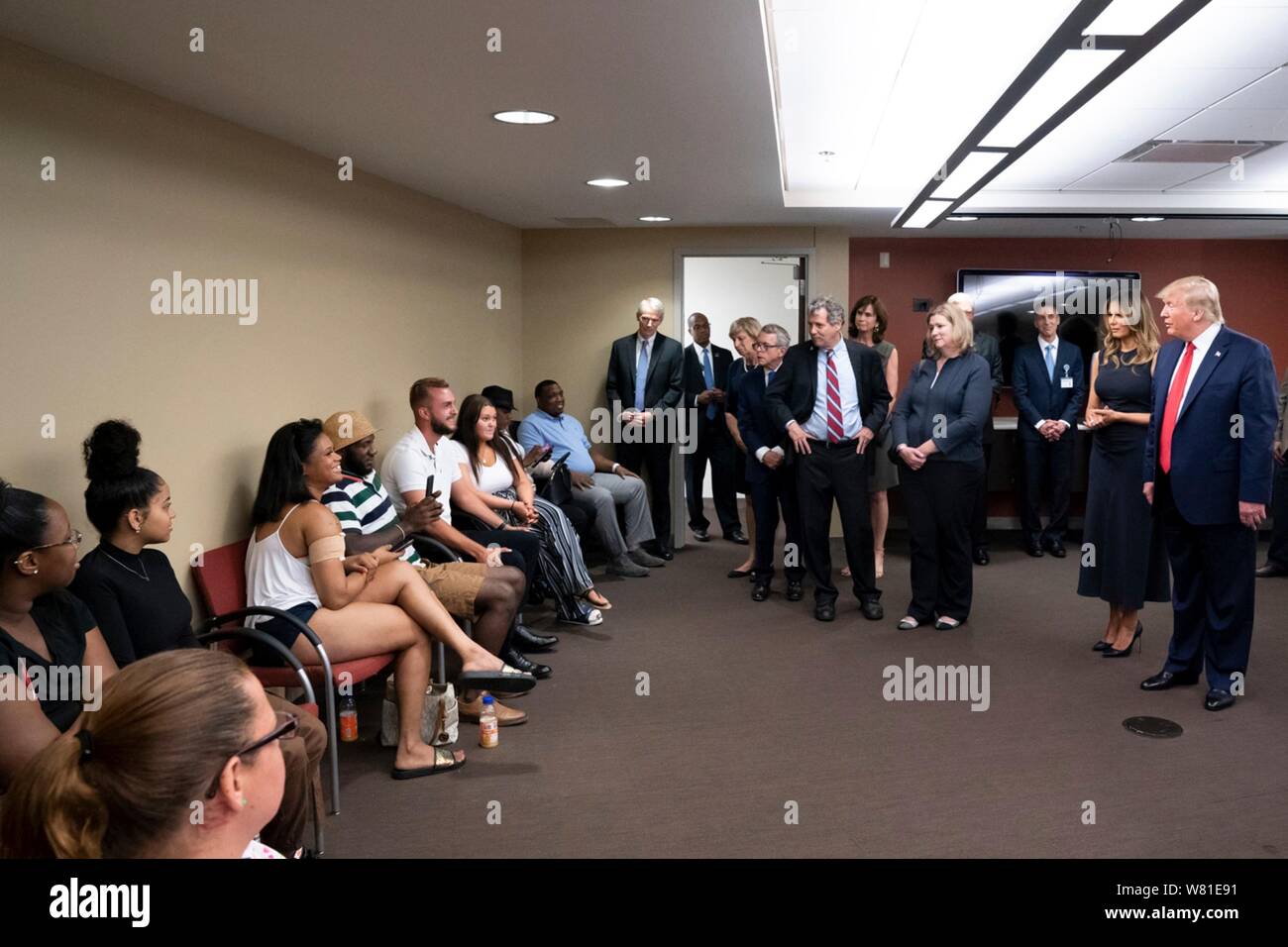 Dayton, Vereinigten Staaten von Amerika. 07 Aug, 2019. Us-Präsident Donald Trump und First Lady Melania Trump besuchen Sie mit Familienmitgliedern in Miami Valley Hospital am 7. August 2019 in Dayton, Ohio. Neun Menschen wurden bei einem Shooting im Oregon District von Dayton, Ohio am Tag nach dem 31 Menschen wurden bei Massenerschießungen in El Paso getötet getötet. Credit: Planetpix/Alamy leben Nachrichten Stockfoto