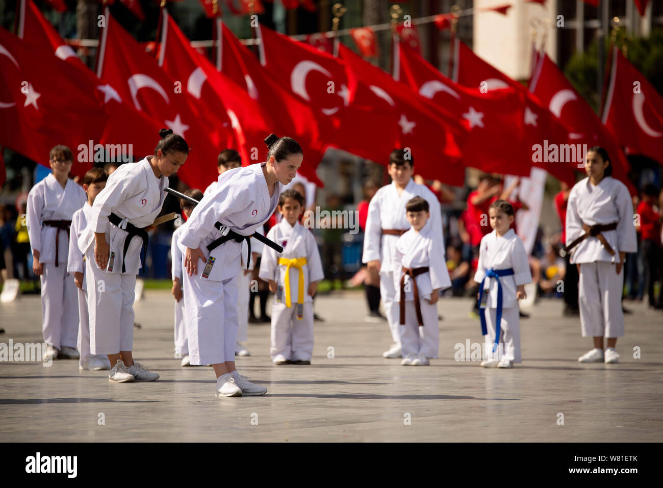 Izmir, Türkei - 19. Mai 2019: Karate Leistung der Kinder Feiern zum 19. Mai 2019 Gedenken an Mustafa Kemal Atatürk, Jugend und Sport Fes Stockfoto