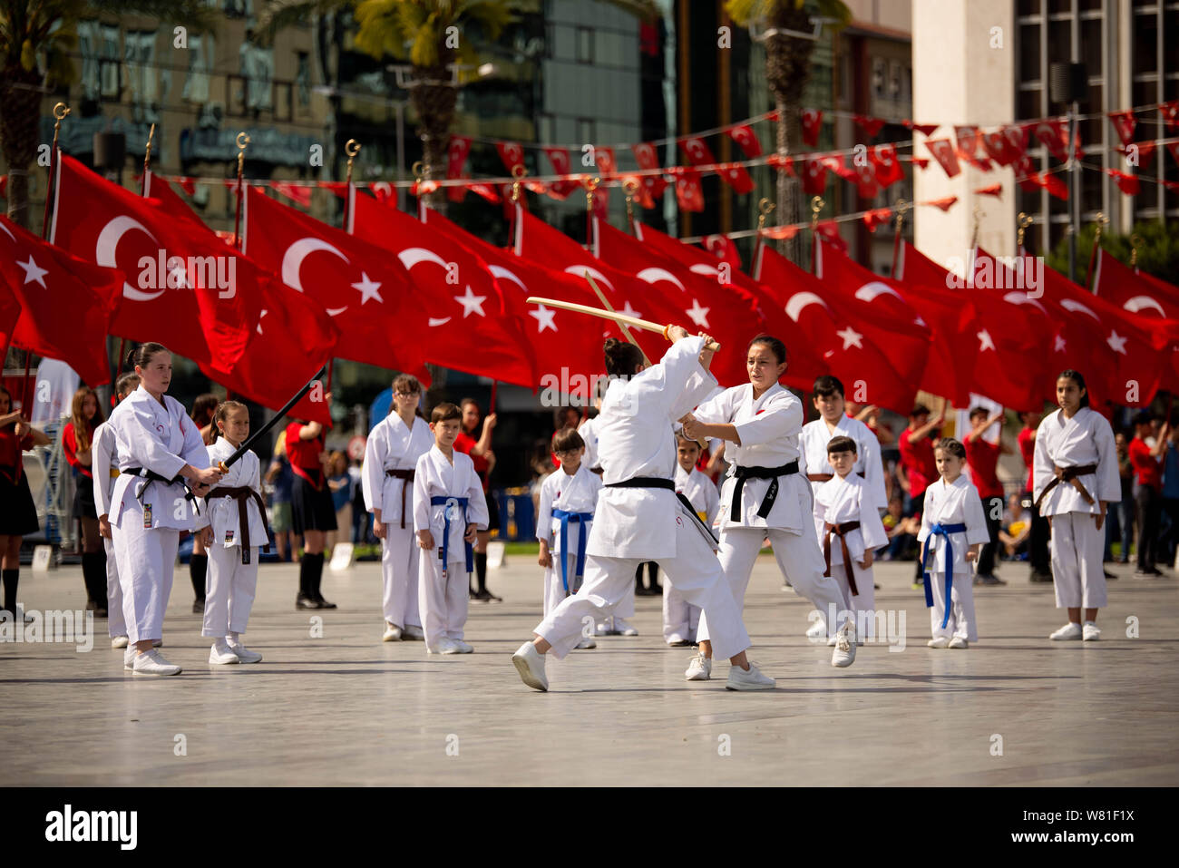 Izmir, Türkei - 19. Mai 2019: Karate Leistung der Kinder Feiern zum 19. Mai 2019 Gedenken an Mustafa Kemal Atatürk, Jugend und Sport Fes Stockfoto