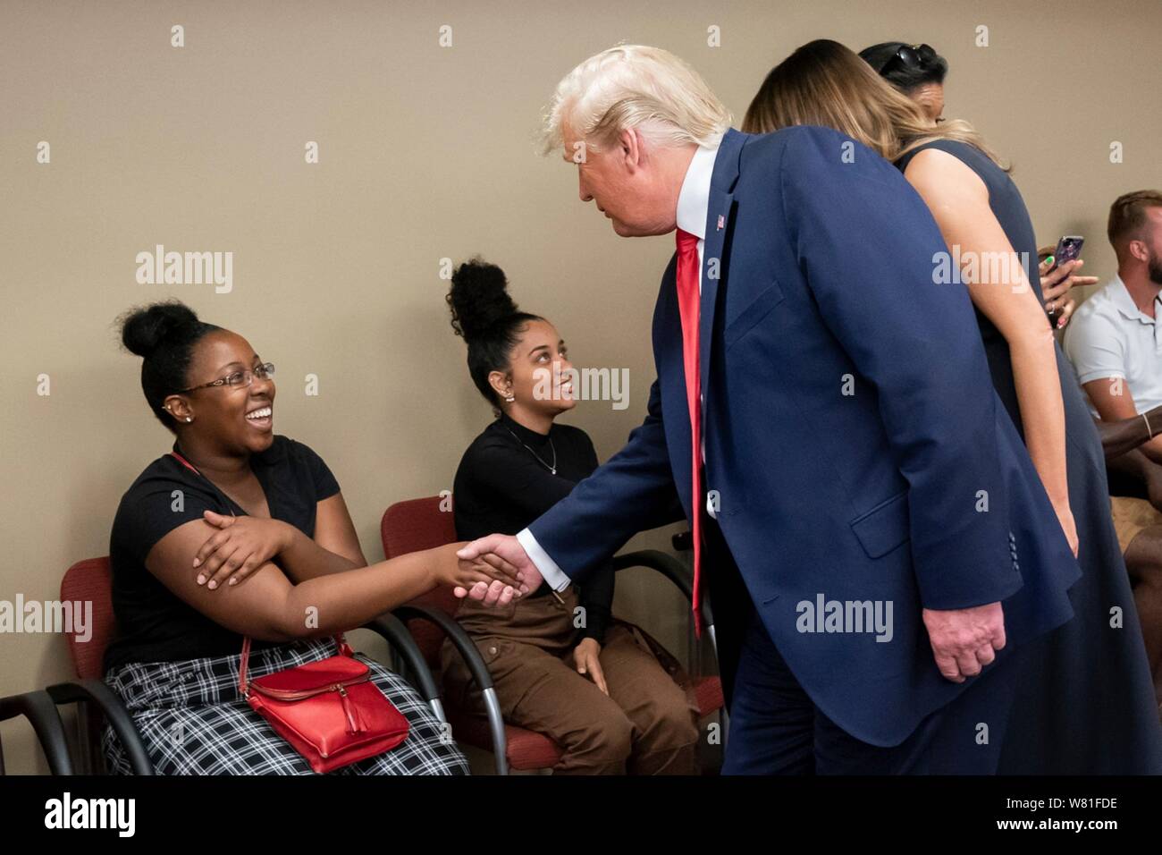 Dayton, Vereinigten Staaten von Amerika. 07 Aug, 2019. Us-Präsident Donald Trump und First Lady Melania Trump Besuch mit Krankenhauspersonal und Familienangehörigen in Miami Valley Hospital am 7. August 2019 in Dayton, Ohio. Neun Menschen wurden bei einem Shooting im Oregon District von Dayton, Ohio am Tag nach dem 31 Menschen wurden bei Massenerschießungen in El Paso getötet getötet. Credit: Planetpix/Alamy leben Nachrichten Stockfoto