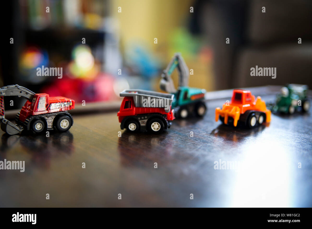 Miniatur Spielzeug Lkw auf Tisch Stockfoto