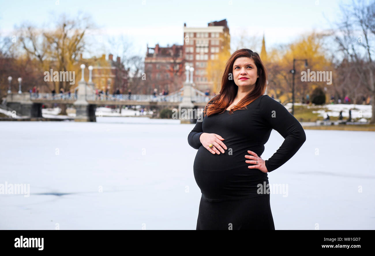 Schwangere Frau Porträt, Boston Public Garden, Boston, Massachusetts, USA Stockfoto