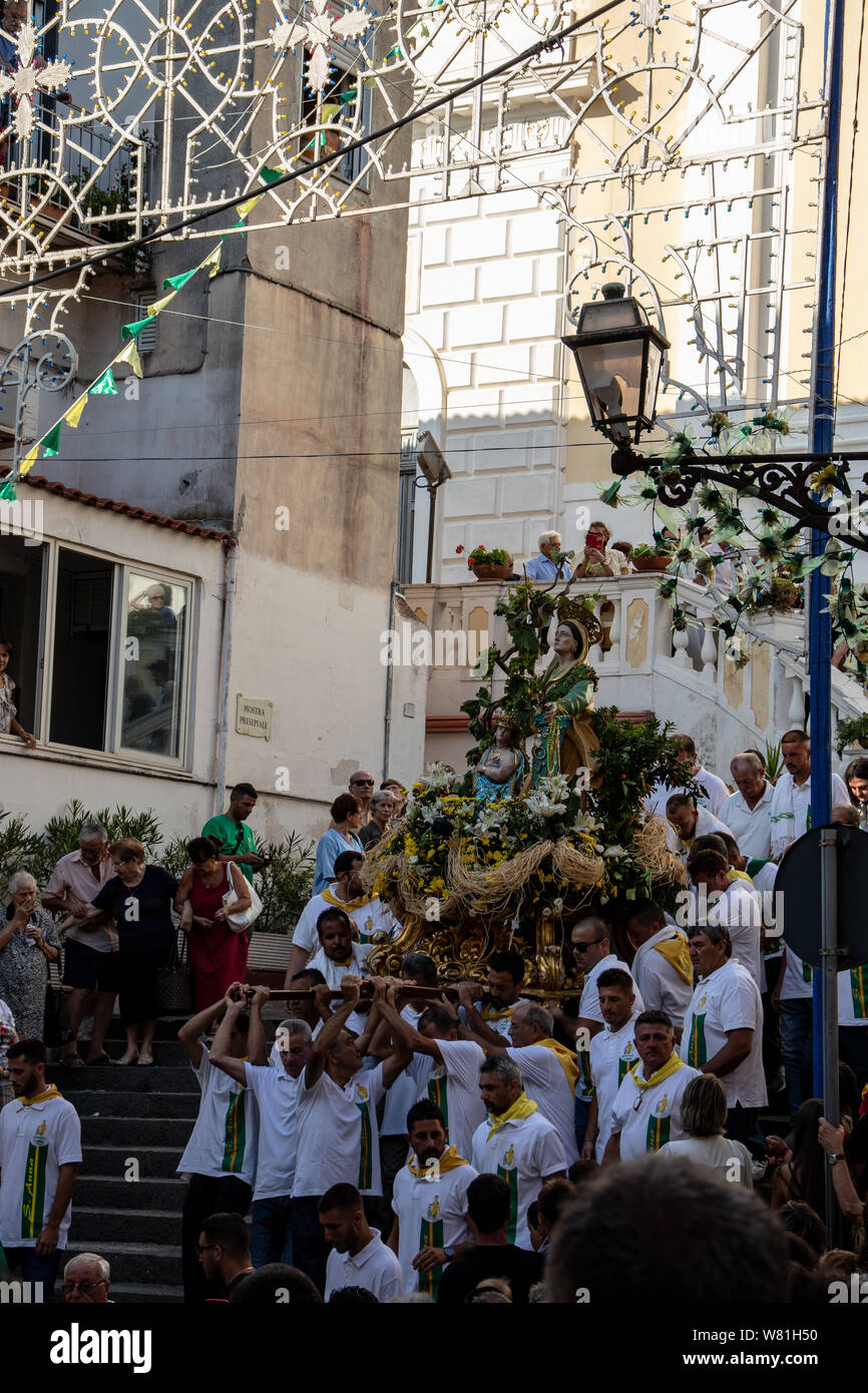 Bacoli, Neapel. August 4 2019. Eine Menge von Gläubigen versammeln sich außerhalb der Kirche für die Prozession des Schutzheiligen der Stadt, Sant'Anna. Stockfoto