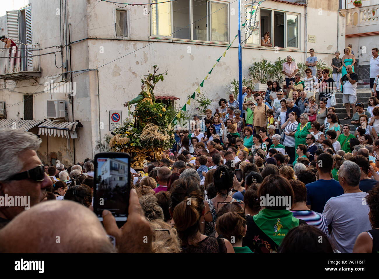 Bacoli, Neapel. August 4 2019. Eine Menge von Gläubigen versammeln sich außerhalb der Kirche für die Prozession des Schutzheiligen der Stadt, Sant'Anna. Stockfoto