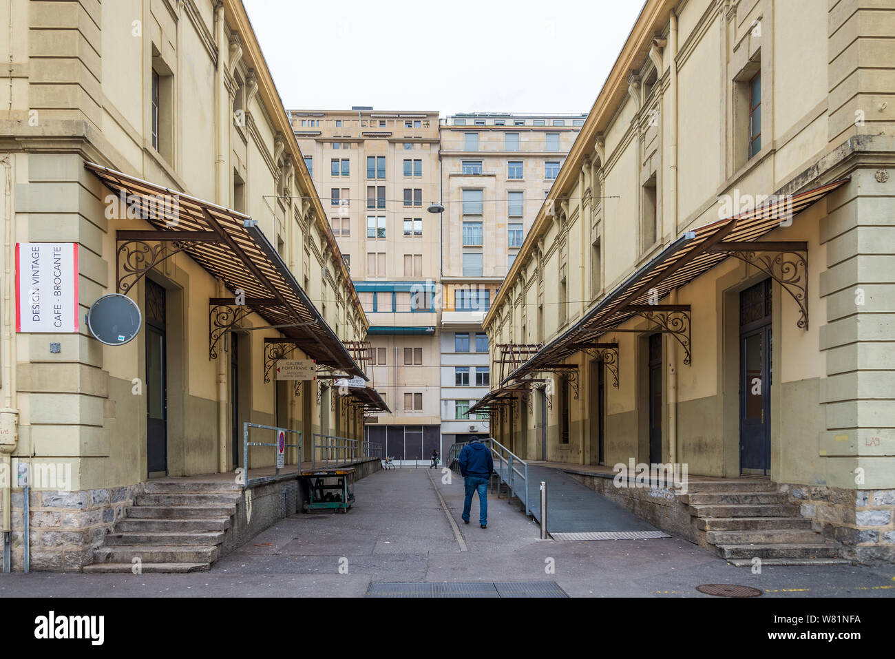 Outdoor eine perspektivische Ansicht des Verbindungsgangs zwischen alten Gebäuden auf Platz Flon, Esplanade du Flon in Lausanne, Schweiz. Stockfoto