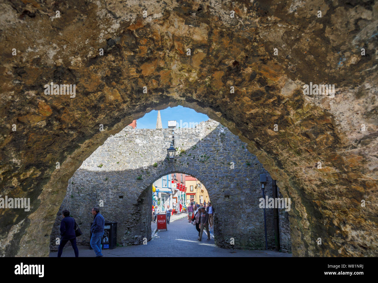 Blick auf das Stadtzentrum von Tenby durch fünf Bögen Tor in seiner historischen mittelalterlichen Stadtmauer, einen Ummauerten Badeort in Pembrokeshire, South Wales Küste Stockfoto