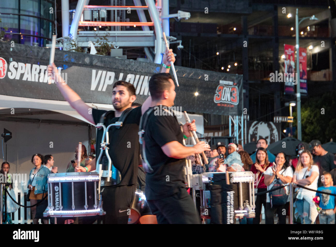 LOS ANGELES, Ca, USA - August 2, 2019: Downtown Dunkle Nächte Veranstaltung in L.A. In der Xbox Plaza wohnen. Eine drumline live Performance. Stockfoto